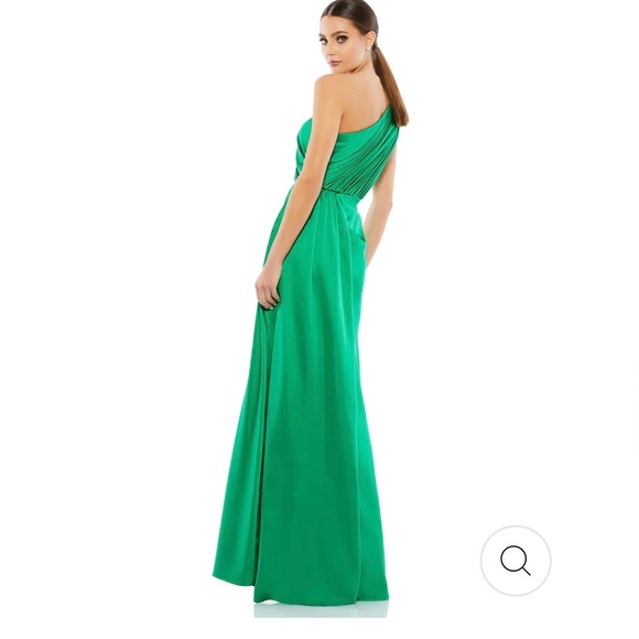 Leena Mac Duggal Green Satin
GATHERED ONE SHOULDER GOWN SZ 6 - Picture 2 of 7